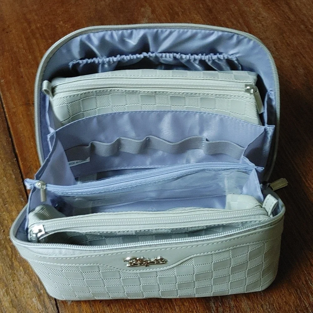 NWOT Boyatu Bath Travel Case